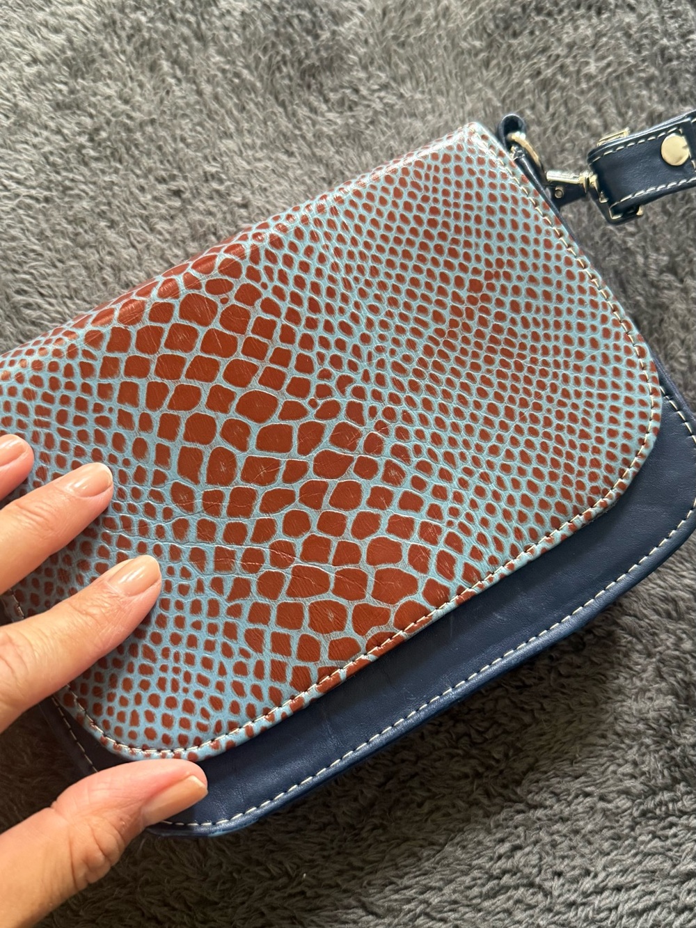 100% leather. Colombian bag. Blue & Brown Textured Crossbody Bag - Women